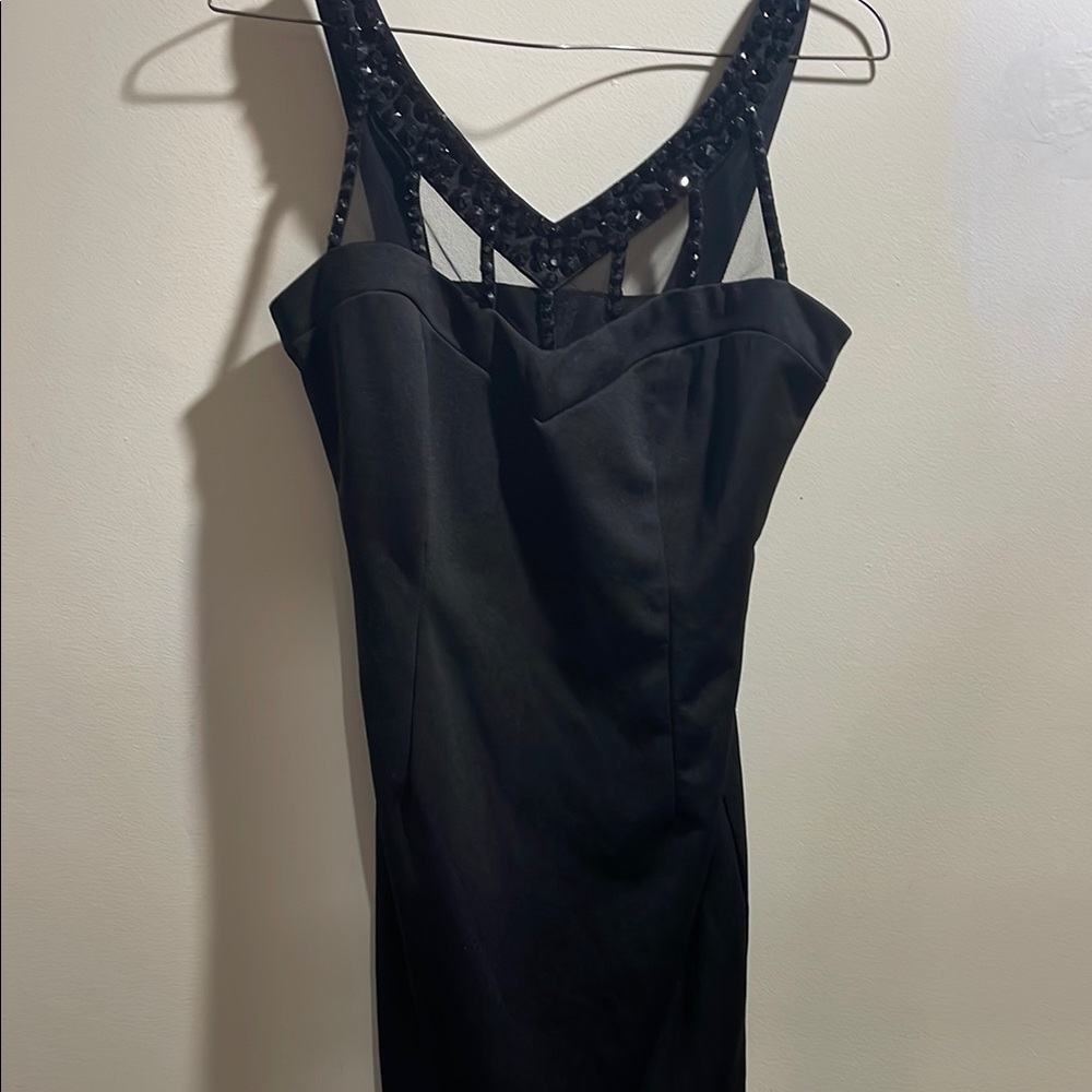 Black Sleeveless V-Neck Sheath Dress